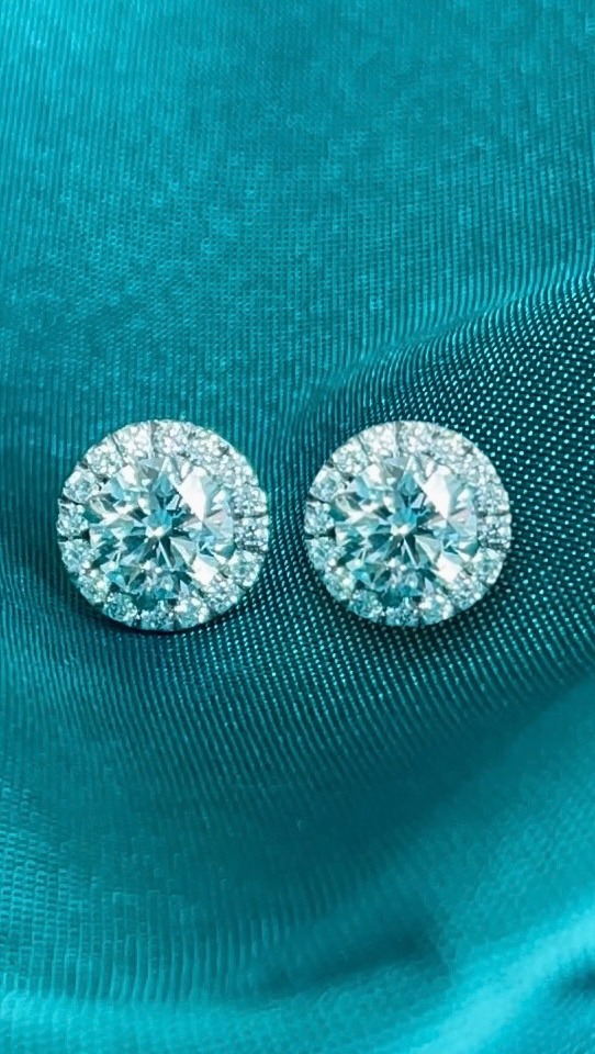 Round diamond stud earrings - classic diamond earrings